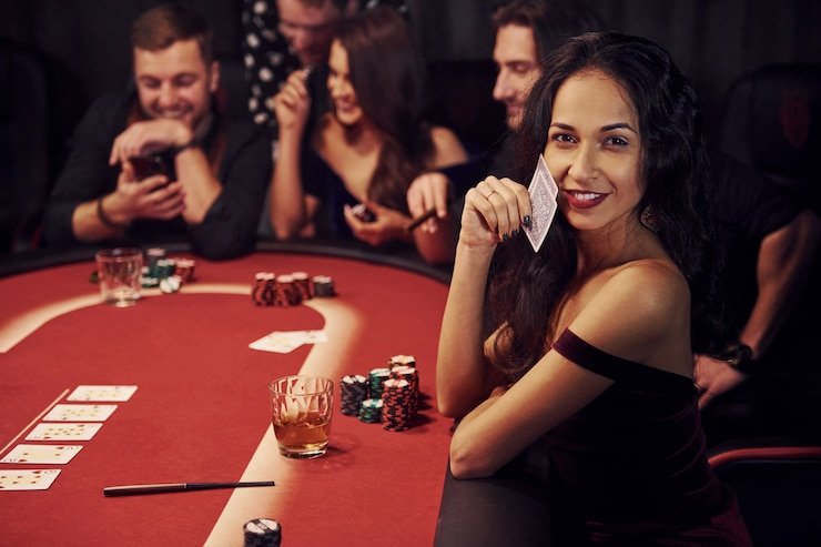 Dealer casino secara live berinteraksi dengan pemain melalui video streaming